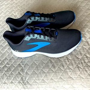 Brooks Launch 8 size 9.5 Wide (2e)